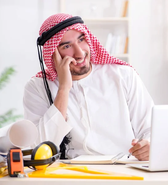 Ingegnere arabo al lavoro su un nuovo progetto — Foto Stock