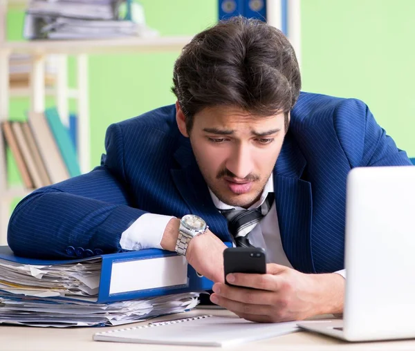 Επιχειρηματίας δυσαρεστημένος με την υπερβολική εργασία κάθεται στο γραφείο — Φωτογραφία Αρχείου