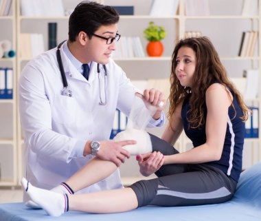 Travmatolog hastayla ilgileniyor.