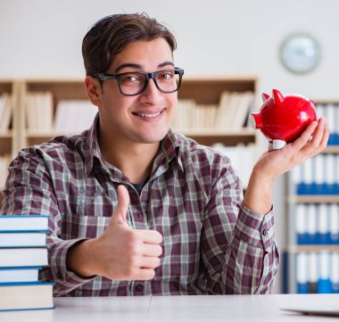 Öğrenci okul ücretini ödemek için kumbarayı soyuyor.