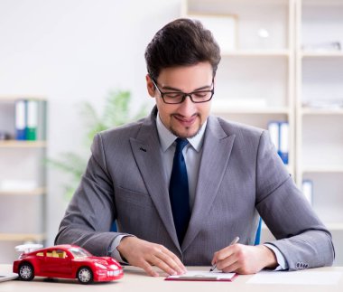 Ajan araba sigortası öneriyor.