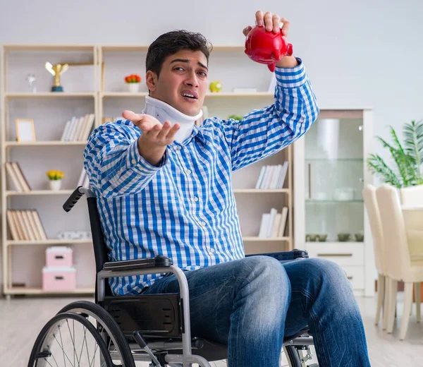 Jovem sofrendo de lesão em cadeira de rodas em casa — Fotografia de Stock