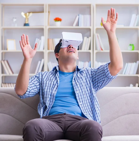 Homme avec lunettes de réalité virtuelle jouant à la maison — Photo