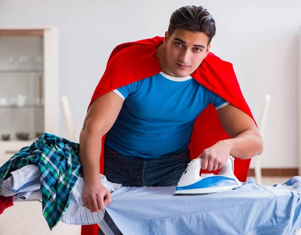 Süper kahraman koca evde ütü yapıyor. — Stok fotoğraf