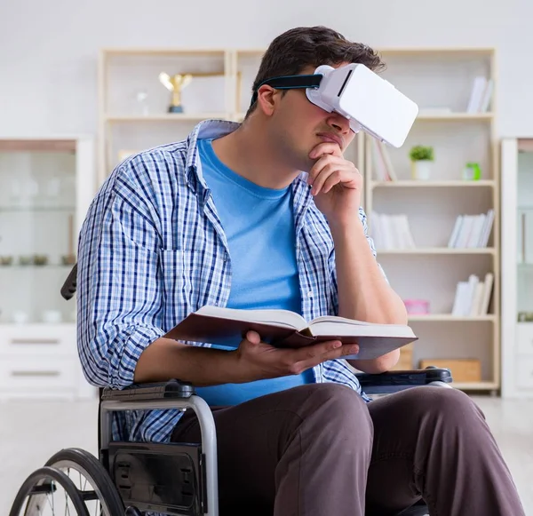 Estudiante discapacitado estudiando con gafas de realidad virtual — Foto de Stock