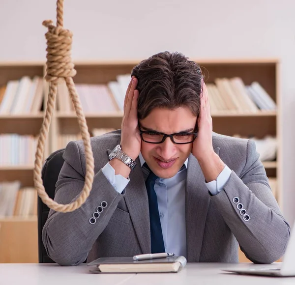 Un hombre de negocios en bancarrota considerando suicidarse ahorcado —  Fotos de Stock