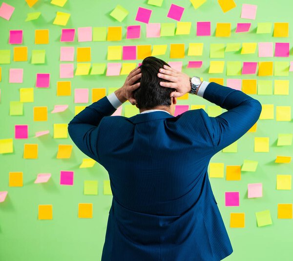 Бизнесмен со многими бизнес-приоритетами