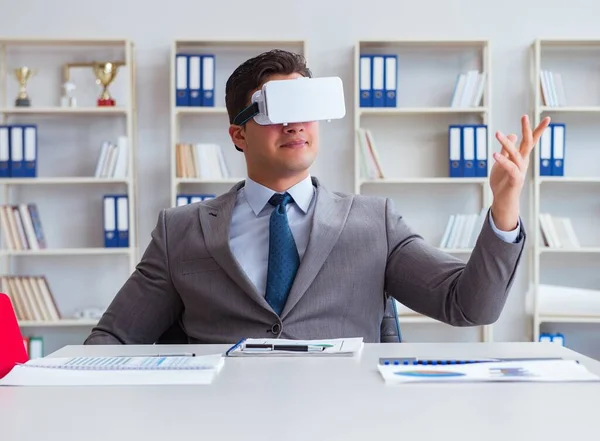 Homme d'affaires avec lunettes de réalité virtuelle dans le bureau — Photo