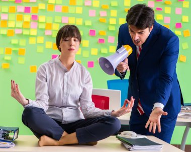 Ofiste birçok çelişkili öncelikleri olan kadın ve erkek var.