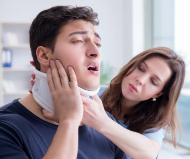 Boyun yaralanması olan bir adam check-up için doktoru ziyaret ediyor.