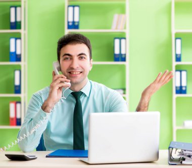 Ofiste çalışan erkek finans müdürü.