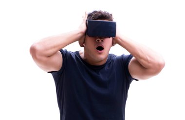 Beyaz arka planda sanal gerçeklik gözlükleriyle oynayan adam