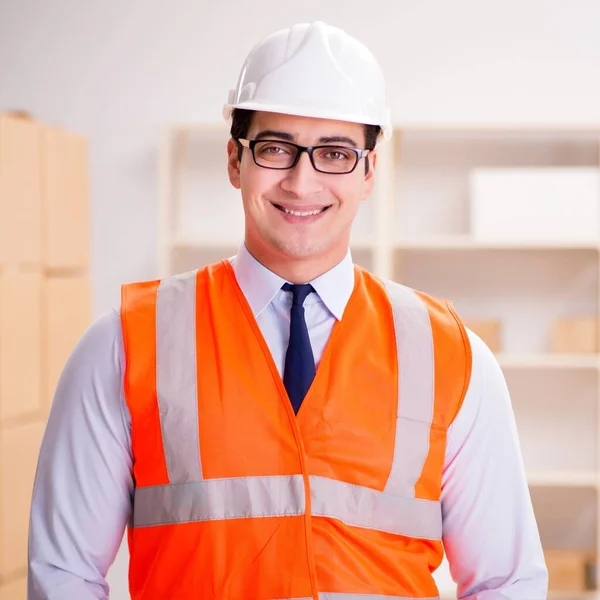 Man werkzaam in postbezorging — Stockfoto