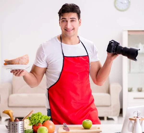 Photographe alimentaire prenant des photos dans la cuisine — Photo