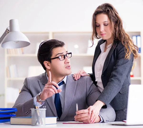 Concept de harcèlement sexuel avec l'homme et la femme au bureau — Photo