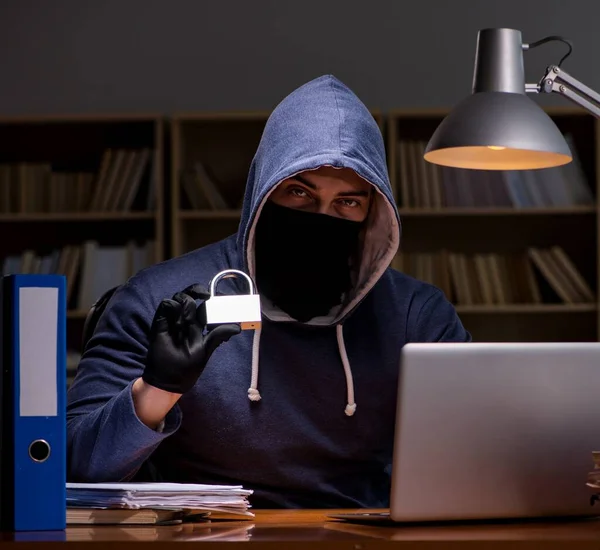 Hacker roubando dados pessoais do computador doméstico — Fotografia de Stock