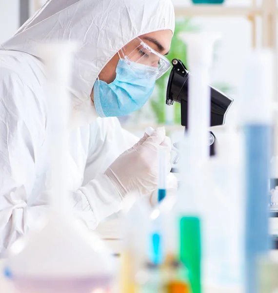 Joven estudiante de química trabajando en laboratorio sobre productos químicos — Foto de Stock