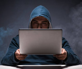 Počítačový hacker pracující v tmavé místnosti