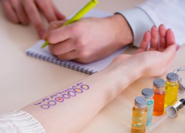 Hastanedeki hastanın alerji reaksiyonunu test eden doktor.