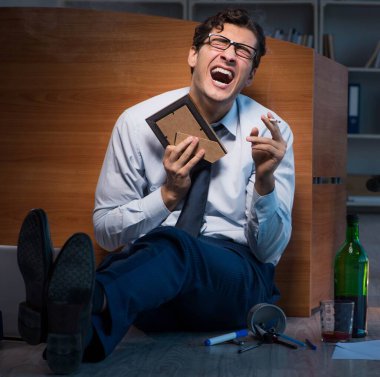 Boşandıktan sonra eşini özleyen üzgün bir çalışan.