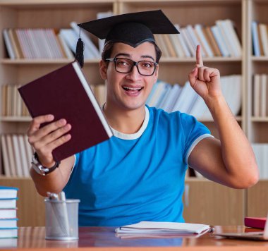 Üniversiteden mezun olan genç adam.