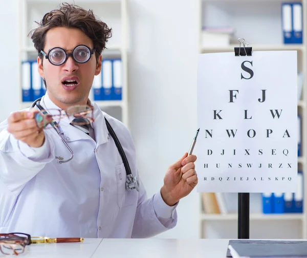 ユーモアのある医学の概念で面白い目の医者 — ストック写真