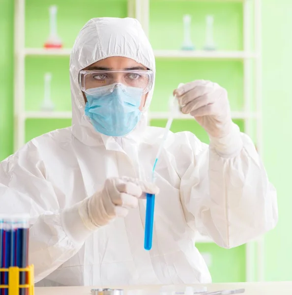 Químico trabajando en el laboratorio en un nuevo experimento —  Fotos de Stock