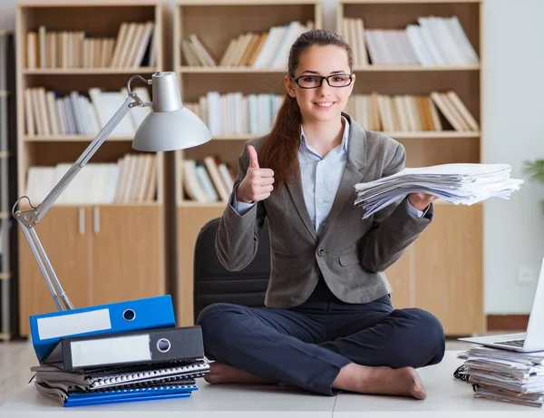 Geschäftige wütende Geschäftsfrau sitzt auf dem Schreibtisch im Büro — Stockfoto