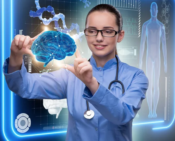 Doctora con cerebro en concepto médico —  Fotos de Stock