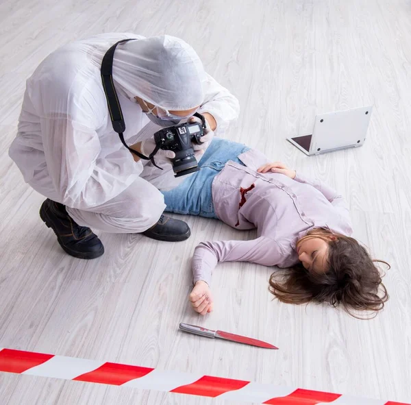 Investigadora forense en la escena del crimen investigando a una mujer mur — Foto de Stock