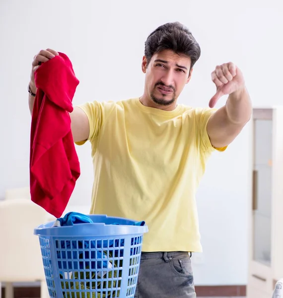 家で洗濯してるハンサムな男の夫 — ストック写真