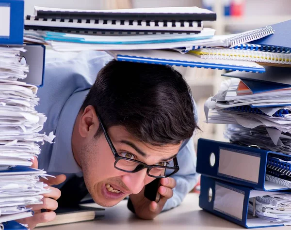 Homme d'affaires extrêmement occupé travaillant dans le bureau — Photo