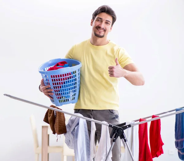 Bonito marido fazendo lavagem em casa — Fotografia de Stock