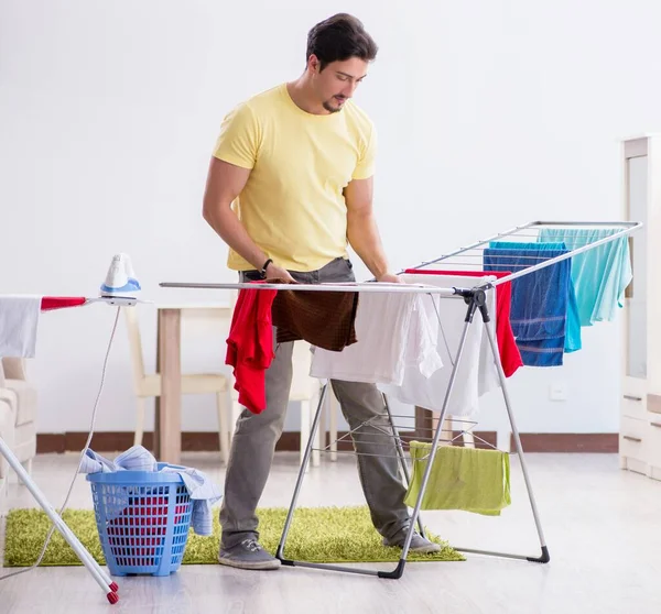 Hombre guapo marido haciendo lavado en casa —  Fotos de Stock