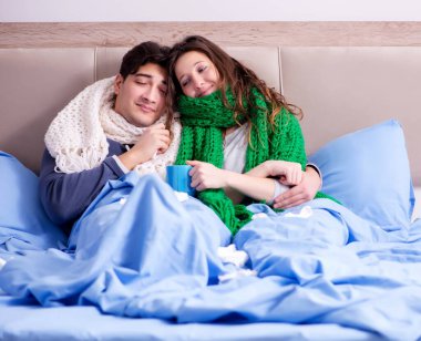 Hasta karı ve koca evde yatıyor.