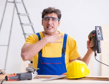 Kat tamircisi işinden memnun değil.