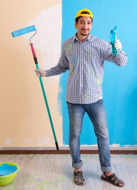 Evdeki duvarı boyayan ressam.