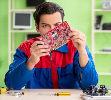 Bilgisayar mühendisi bozuk masaüstünü onarıyor