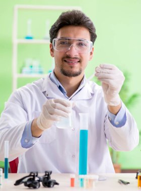 Laboratuvarda çalışan bir kimyager.