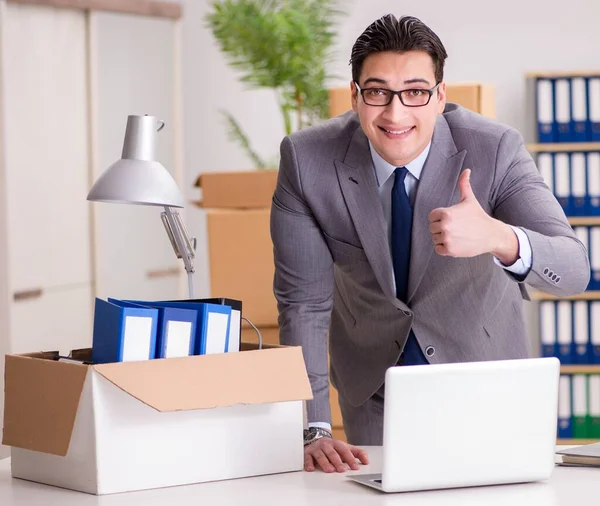 Junger hübscher Geschäftsmann zieht Büros um — Stockfoto