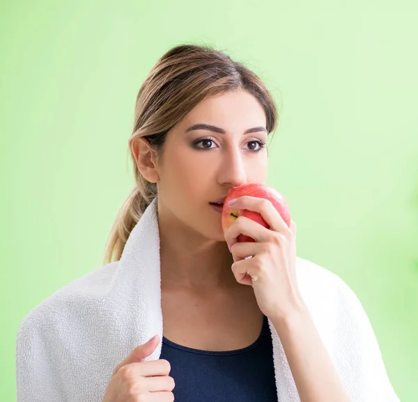 Mujer haciendo ejercicios en casa — Foto de Stock