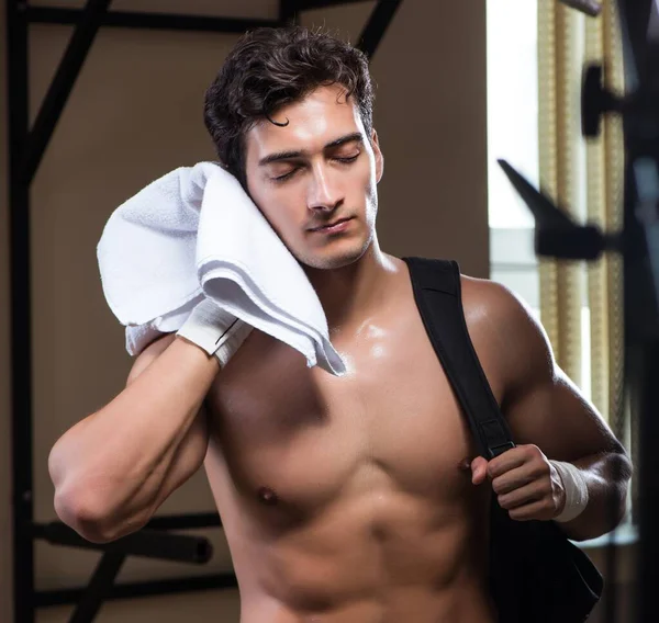 Hombre cansado después del entrenamiento en el gimnasio deportivo — Foto de Stock