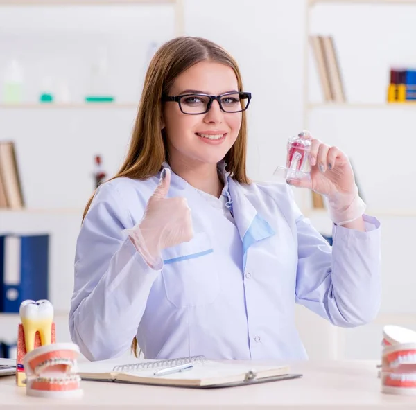 Estudiante de Odontología practicando habilidades en el aula — Foto de Stock