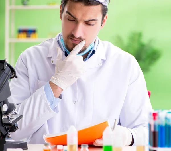 Homem químico que trabalha no laboratório — Fotografia de Stock