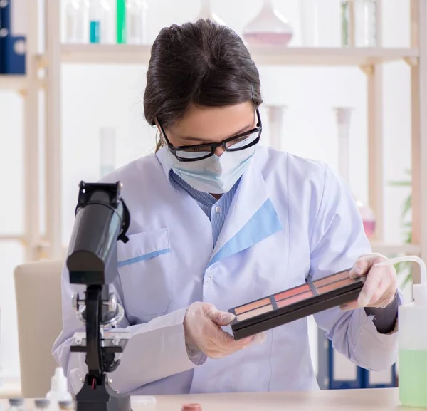 Laboratorium chemicus controleren schoonheid en make-up producten — Stockfoto