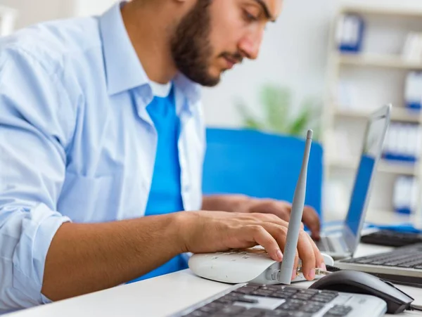 Frustrerad ung man på grund av svag mottagning på internet — Stockfoto