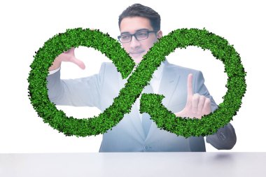 İş adamıyla dairesel ekonomi kavramı