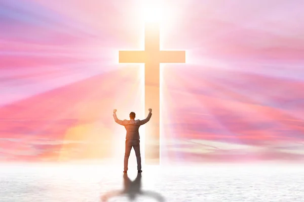 Náboženský koncept s křížem a osamělým mužem — Stock fotografie