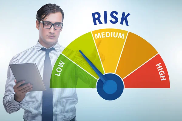 Empresario en el concepto de medición y gestión de riesgos — Foto de Stock