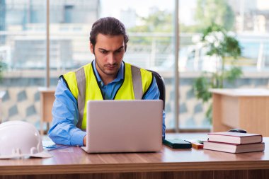 Ofiste çalışan genç erkek mimar.